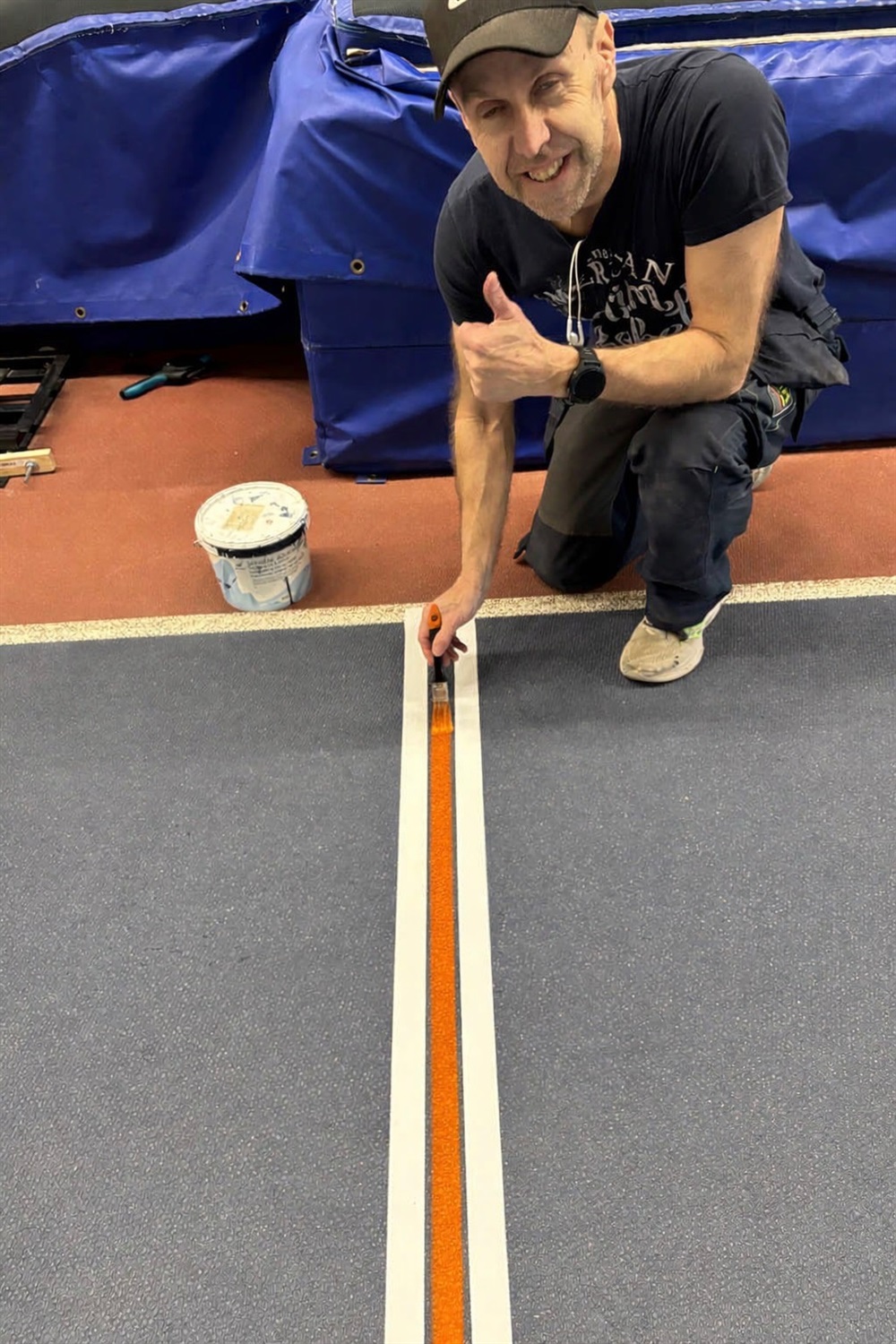 Patrik målar nya linjer